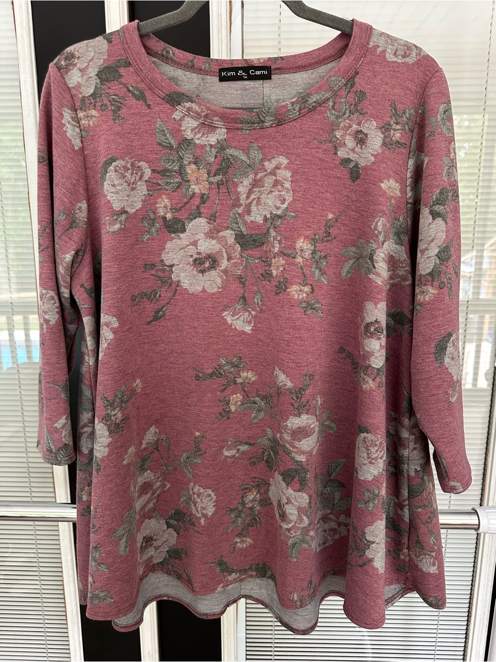 Sz 1X Kim & Cami Rose Floral Long-Sleeve Top - Dusty Rose. Faux buttons on back.